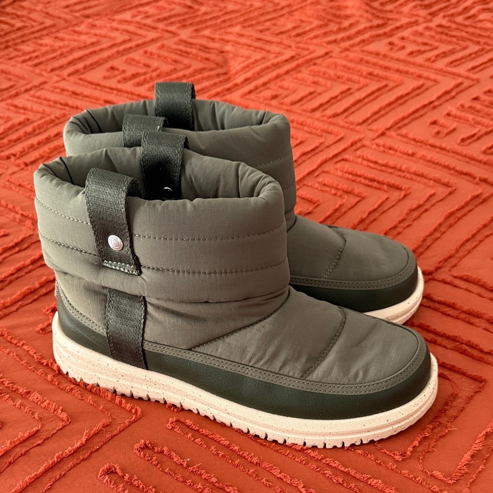 Hey dude Camden Cuff Nylon Quilted boots. Size 7.